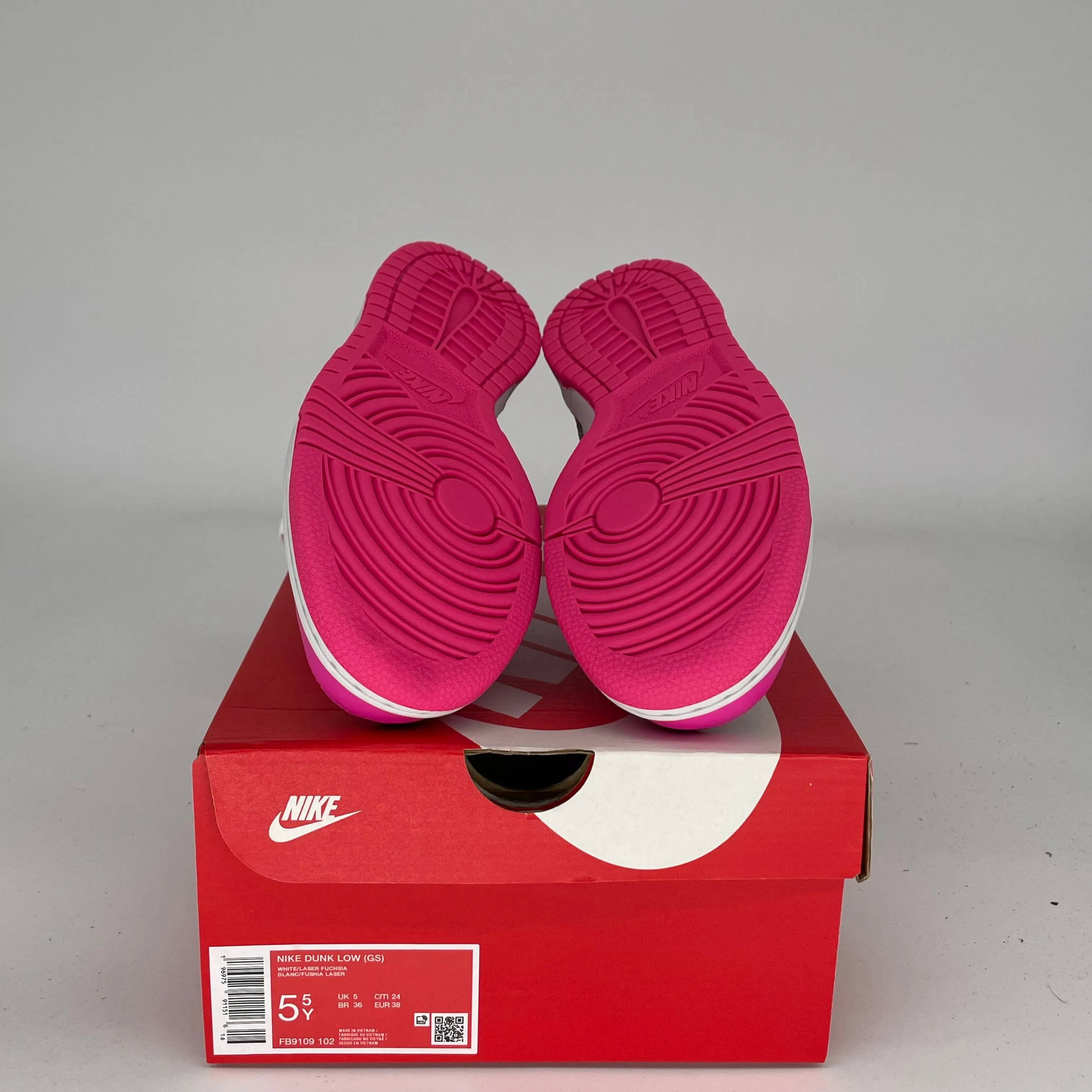 NIKE DUNK LOW LASER FUCHSIA SIZE 5.5Y FB9109-102