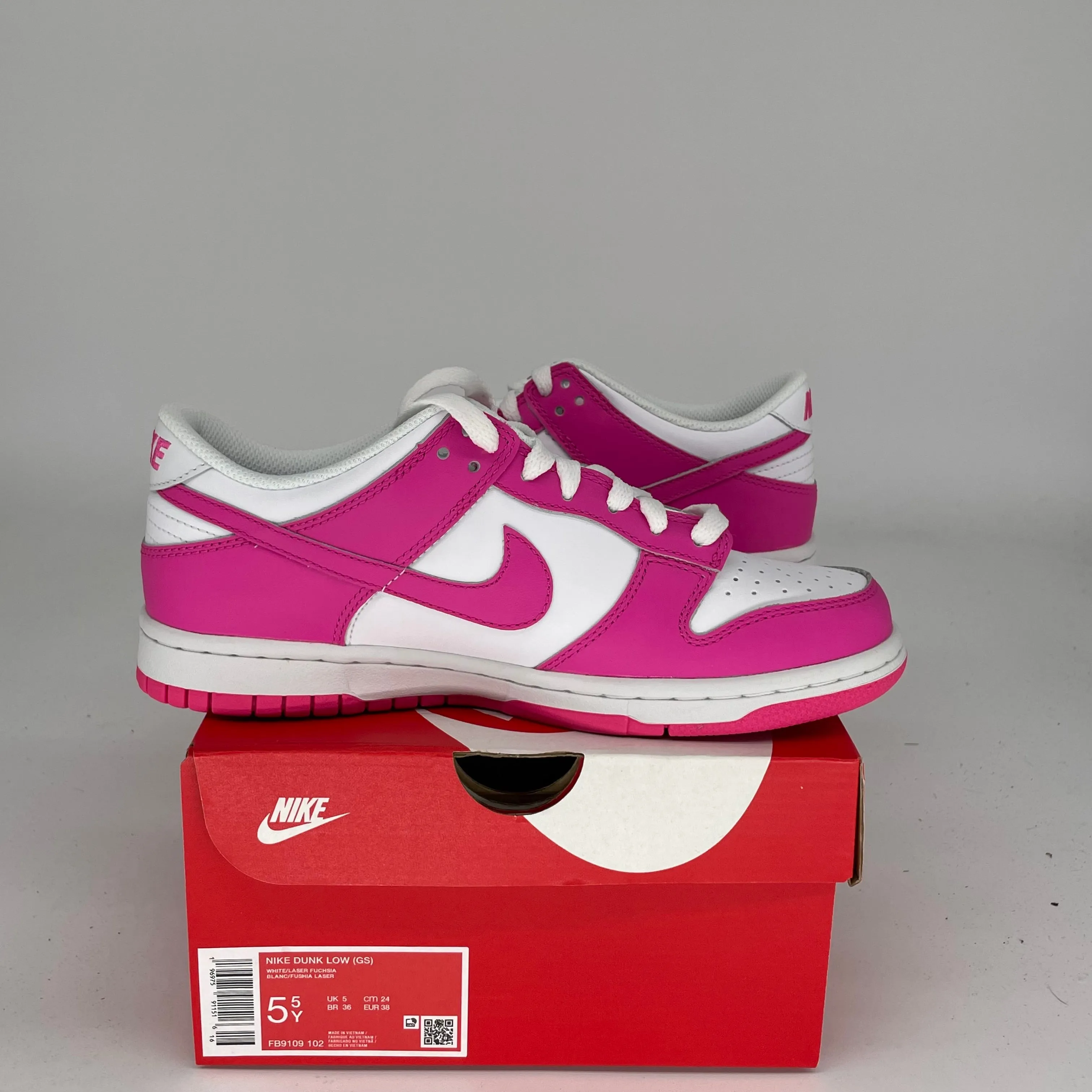 NIKE DUNK LOW LASER FUCHSIA SIZE 5.5Y FB9109-102