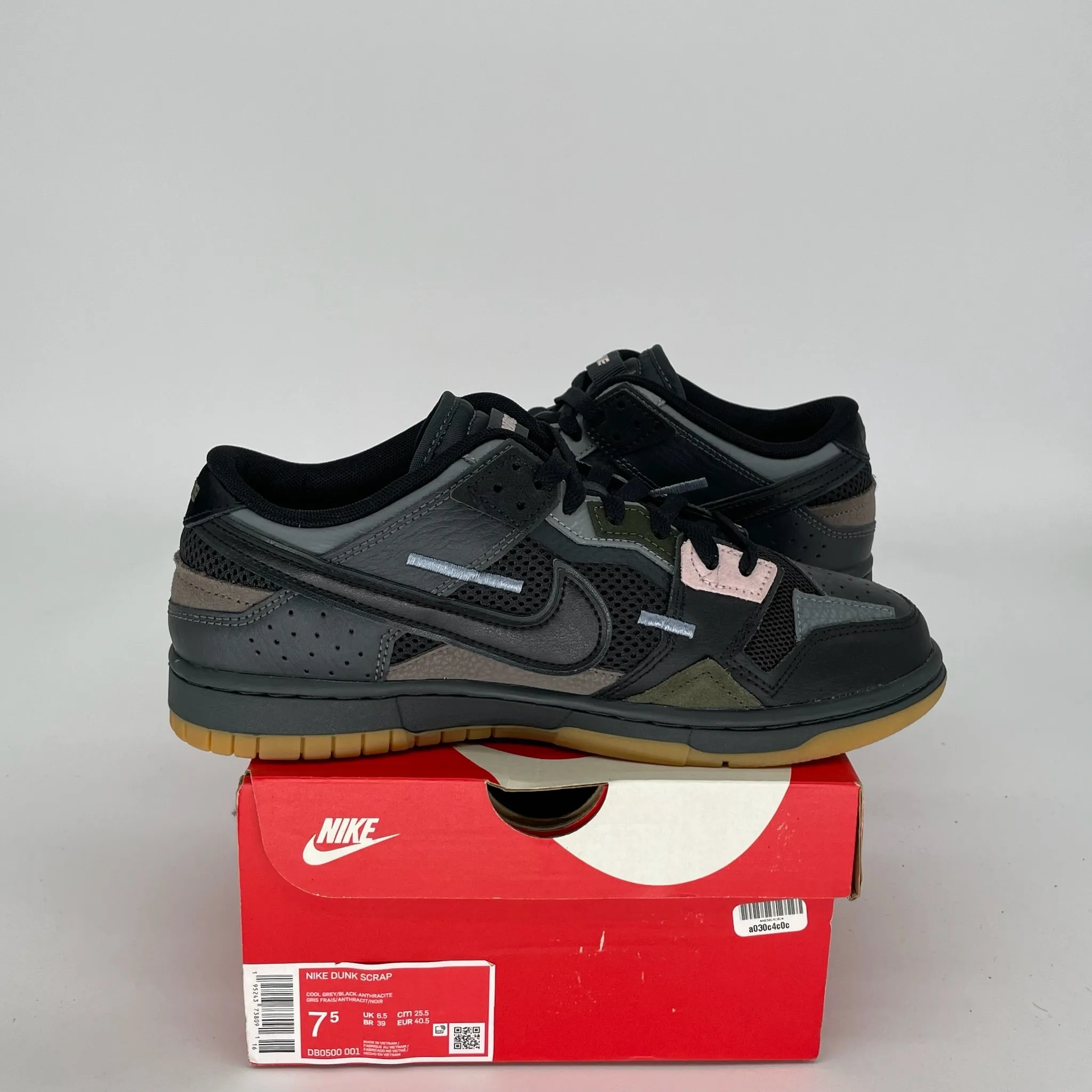 NIKE DUNK LOW SCRAP BLACK GUM SIZE 7.5 DB0500-001