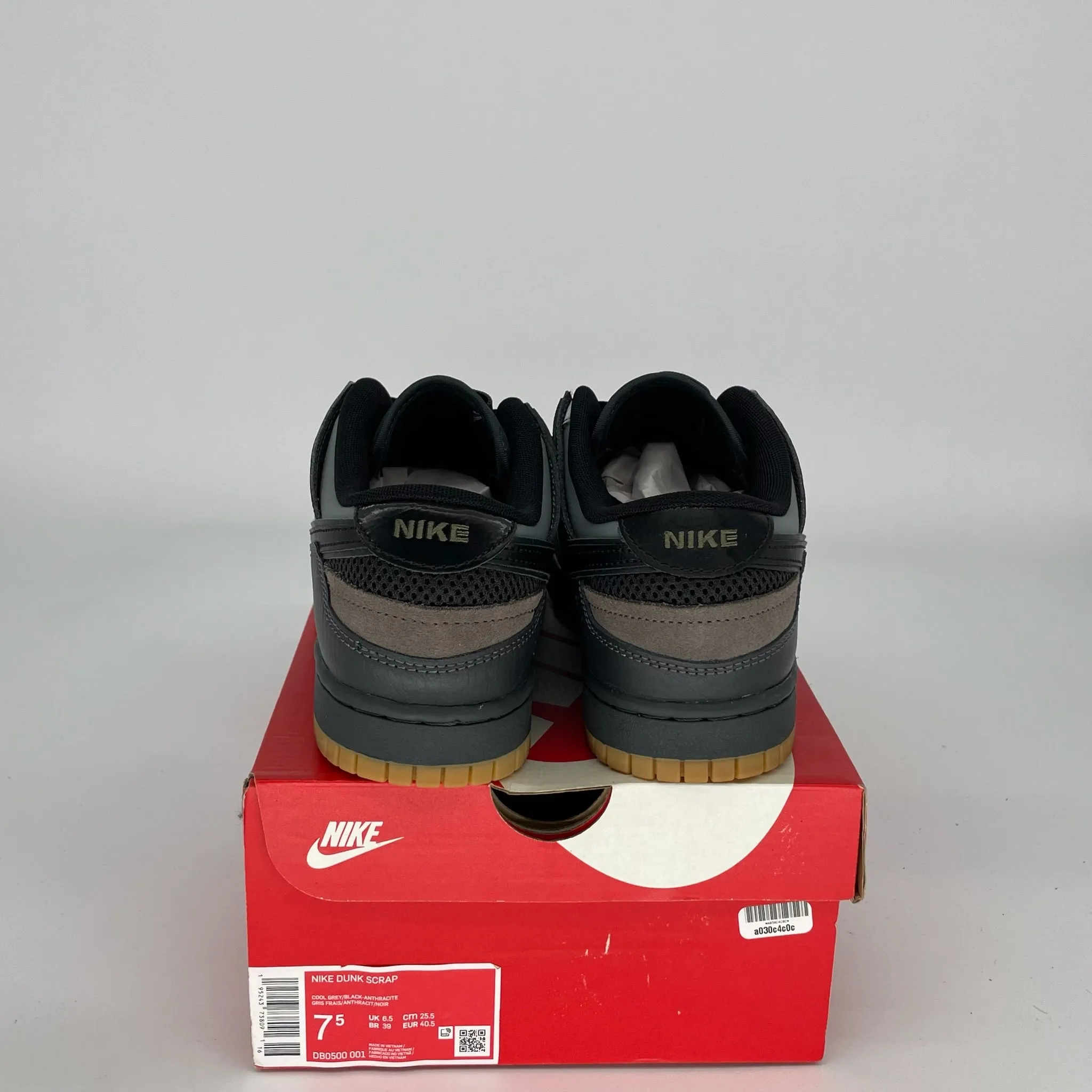NIKE DUNK LOW SCRAP BLACK GUM SIZE 7.5 DB0500-001