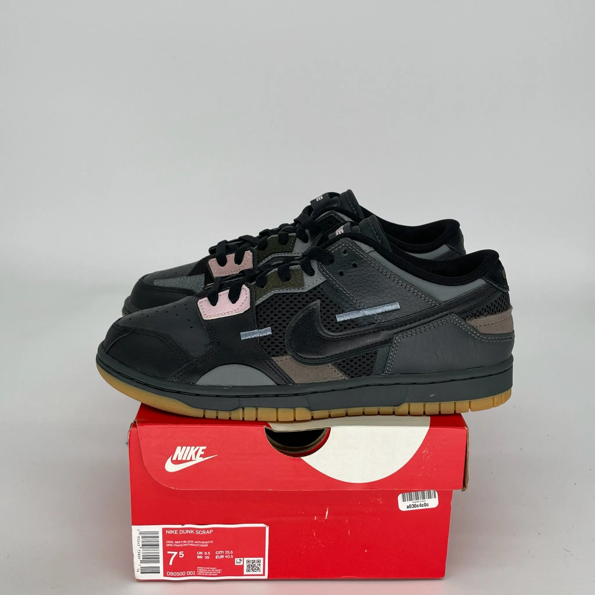 NIKE DUNK LOW SCRAP BLACK GUM SIZE 7.5 DB0500-001