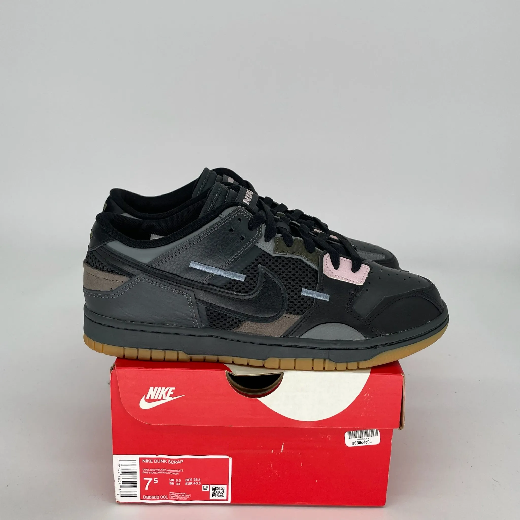 NIKE DUNK LOW SCRAP BLACK GUM SIZE 7.5 DB0500-001