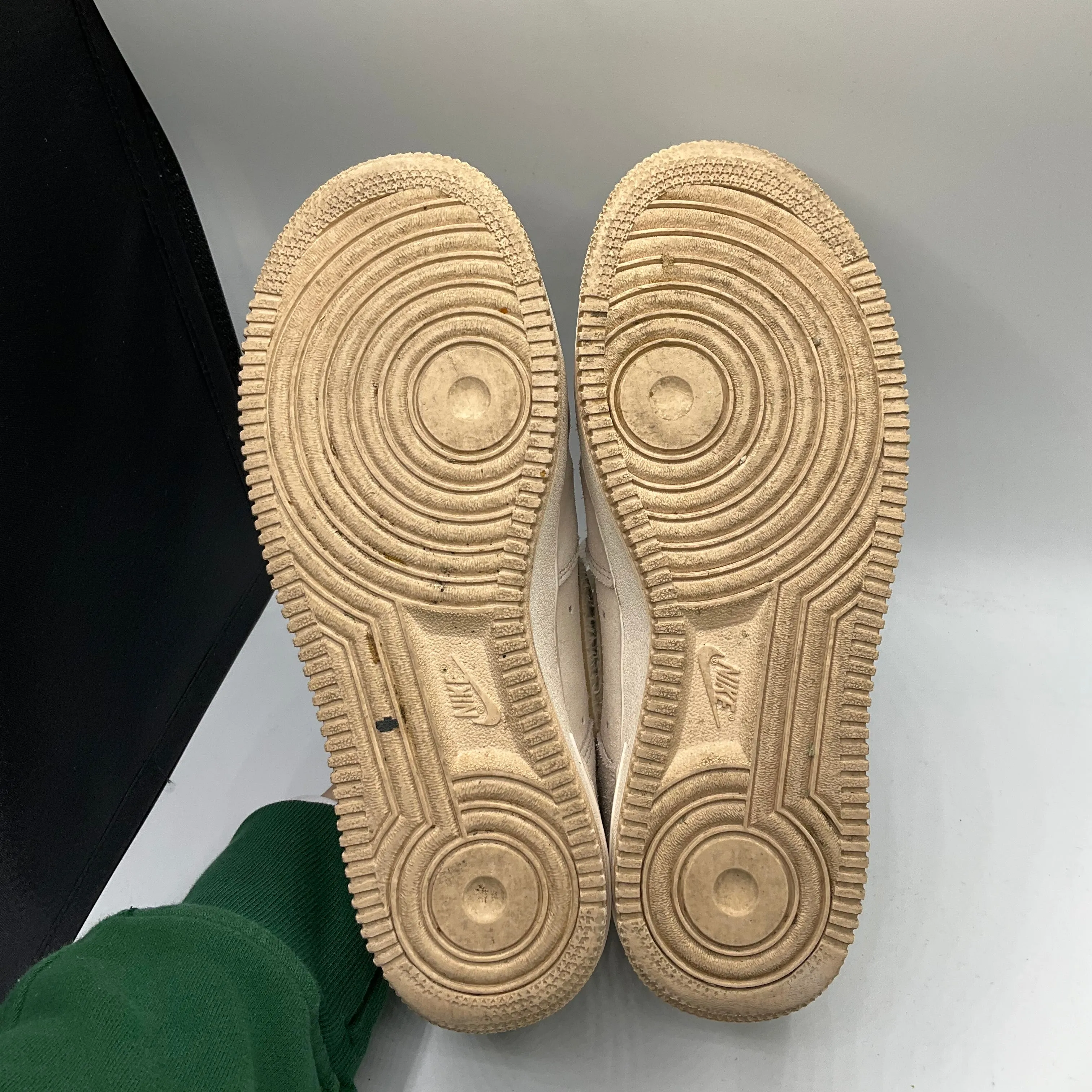 Shoes Sneakers By Nike In Cream, Size: 8 nike
